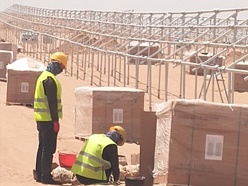 全副武装—沙漠里的施工人员