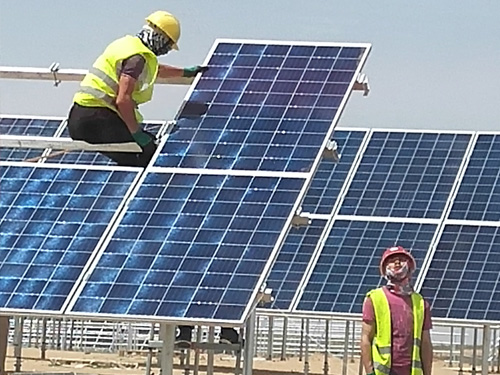 光伏储能板安装工人剪影