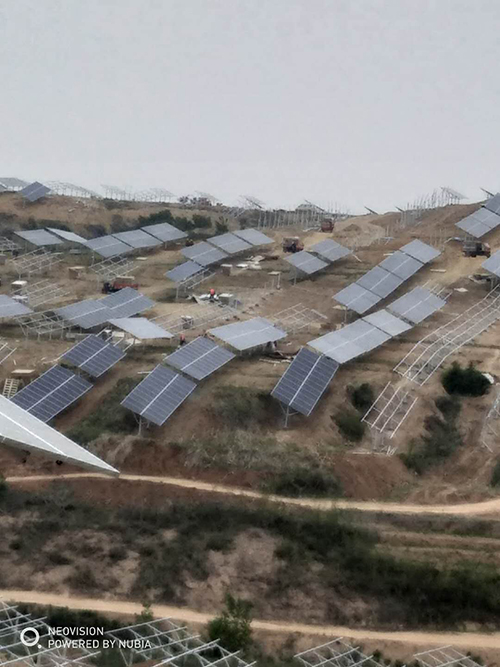 山地光伏设施错落