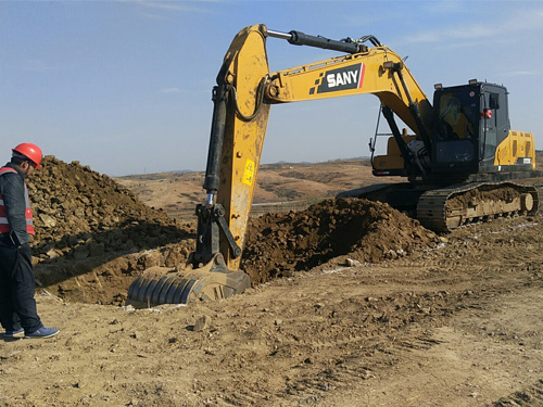 现场机械设备配合