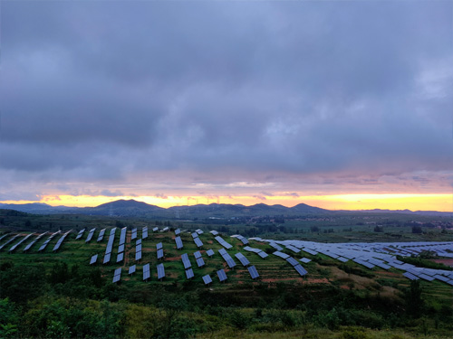 夕阳光伏风光无限好