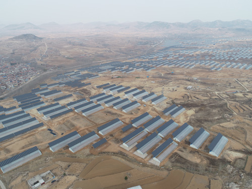 鳞次栉比的太阳能发电板