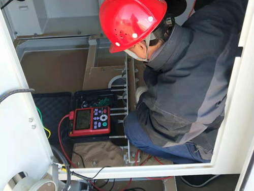 认真确认仪表读数的试验人员