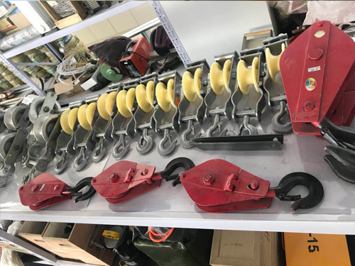 摆放整齐的吊钩